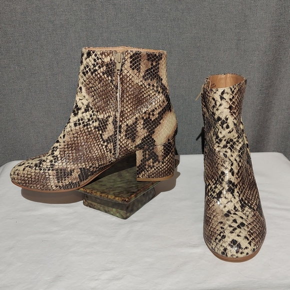 Urban Outfitters Shoes - Urban Outfitters Faux Snake Zip Booties SZ 8